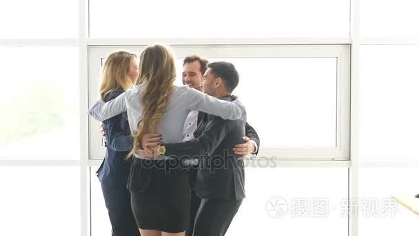 同事们拥抱和快乐地庆祝胜利.慢动作短视频