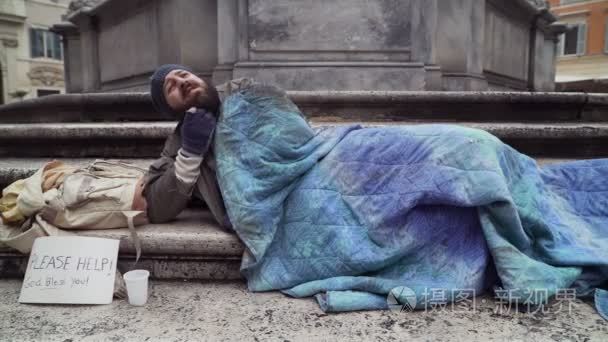 睡在街尾的乞丐郁闷起来，