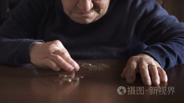 经济危机 近处的老妇计数硬币的手上