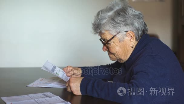 穷人退休女人控制法案和绝望 贫困 经济危机