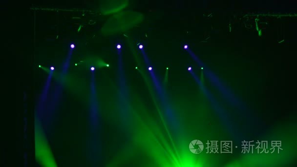 在舞台上的蓝色和绿色光视频