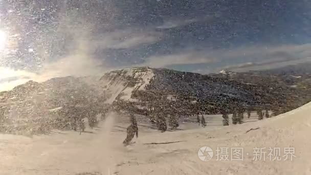 下一个白雪皑皑的山坡滑雪视频