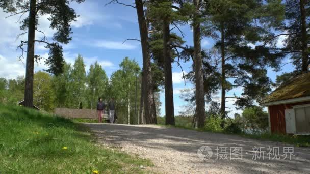 两个活跃的妇女做北欧在公园散步