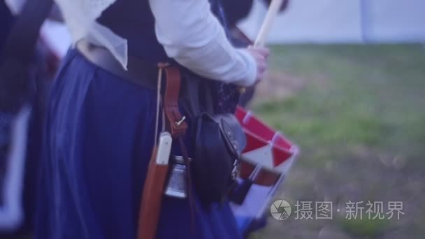 女人的鼓手在演奏一首的歌视频