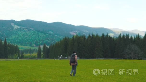 摄影师拍照背景下的山