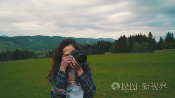 女孩需要一张照片背景下的山视频