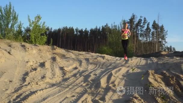在户外体育统一跑步运动女人视频