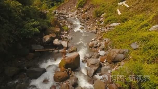 山区河流在雨林中。甘米银岛菲律宾