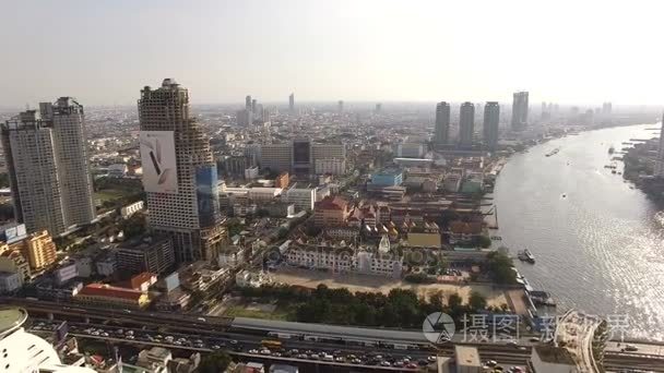 泰国曼谷12 月 24,2015 无人驾驶飞机鸟瞰拍摄的心泰国资本，沙吞路赵海傍河和沙通桥是街头的现代工作办公大楼