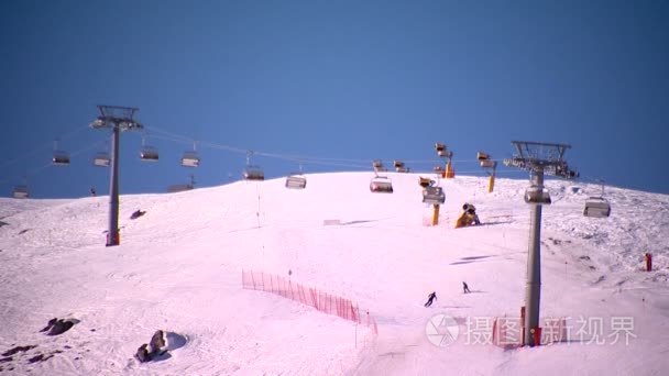 在滑雪场上清又冷的天气升降椅视频