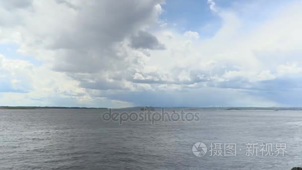 伏尔加河畔上空的云的一个夏日的实时监控录像。俄罗斯萨拉托夫市。镜头 剪辑 视频在 4 k