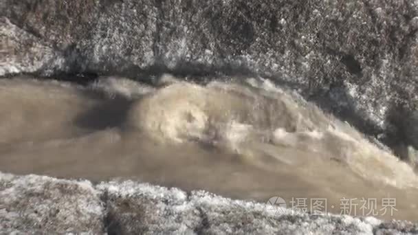 克里克在北极变暖造成的脏水视频