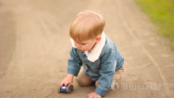 这个男孩在乡下开车视频