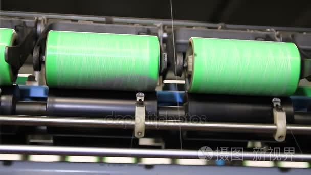 纱线线程运行在机器-纺织工业