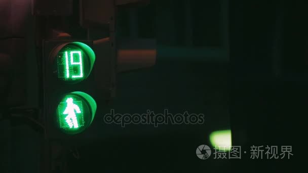 交通灯是绿色的红黄色。绿色和红色灯泡闪烁在交通灯
