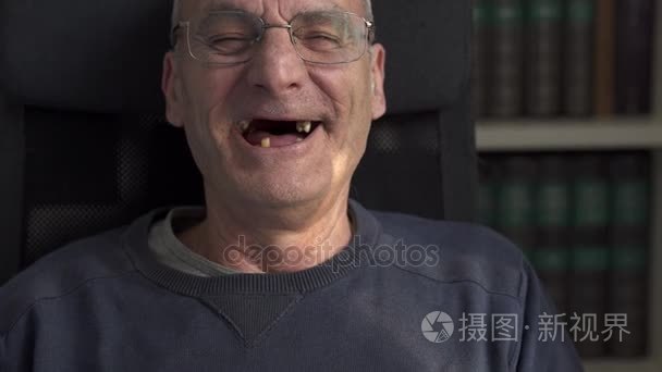 可爱的微笑,没有牙齿的快乐老人,肖像短视频