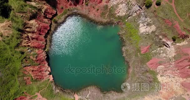 意大利奥特朗托铝土矿石矿场湖视频