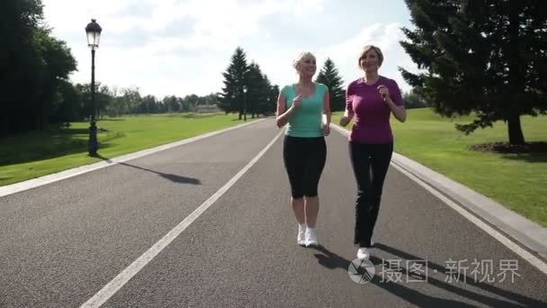 慢跑运动服在运行百汇的女高管视频