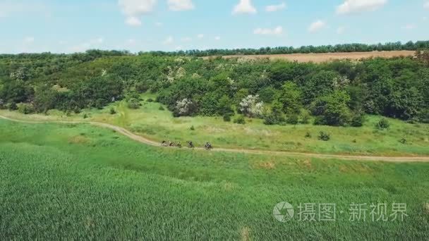 骑自行车的乡村道路上的年轻人视频