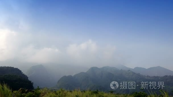 时间的推移，默拉皮火山最活跃的活火山印尼位于爪哇岛上空的云附近日惹的市