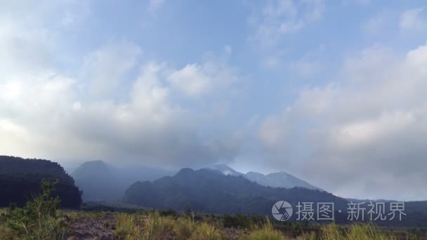 时间的推移，默拉皮火山最活跃的活火山印尼位于爪哇岛上空的云附近日惹的市