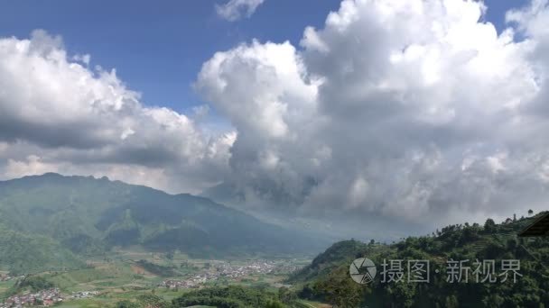 时间的推移，默拉皮火山最活跃的活火山印尼位于爪哇岛上空的云附近日惹的市