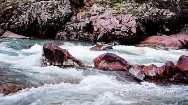 山区河流冬季景观