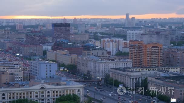 莫斯科上空美丽的夕阳。晚上的时间，从顶部的点间隔拍摄的城市全景