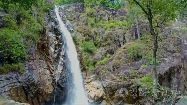 湖山瀑布与岩石银行间视频