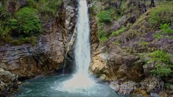 湖山瀑布与岩石银行间视频