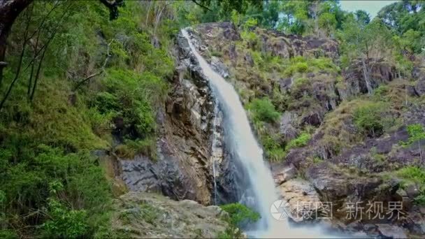 湖山瀑布与岩石银行间视频