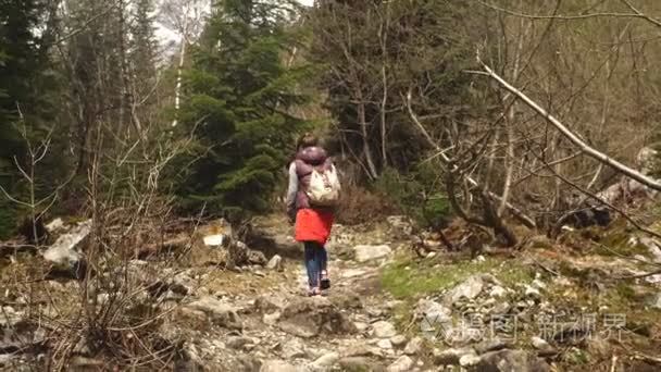 上山的背包旅行者视频