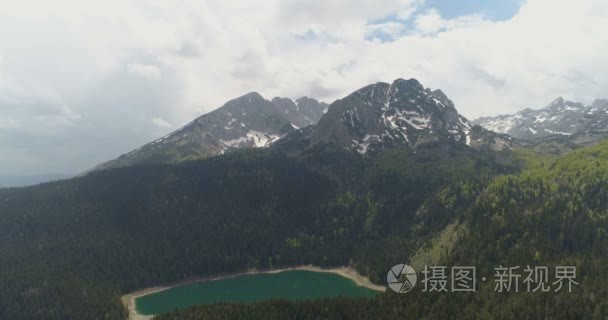 空中的山川湖泊全景视频