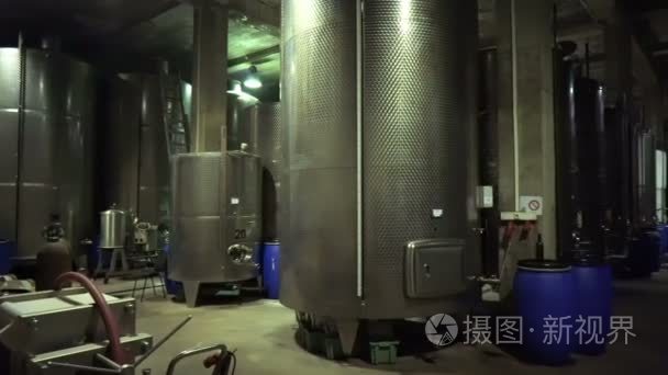 钢桶发酵的葡萄酒酿酒厂视频