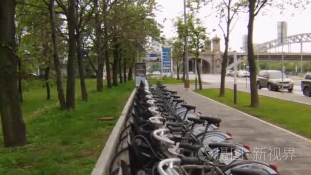大量的租金在城市，公共交通工具停放自行车