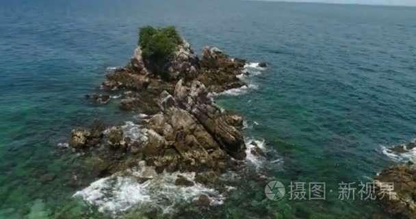 大海里的石头的鸟瞰图视频