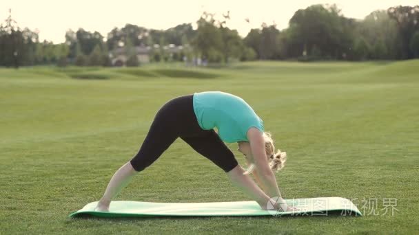 健康成年女性在户外练习瑜伽