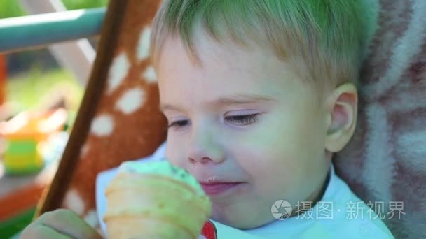 孩子吃华夫饼杯冰激淋在特写视频