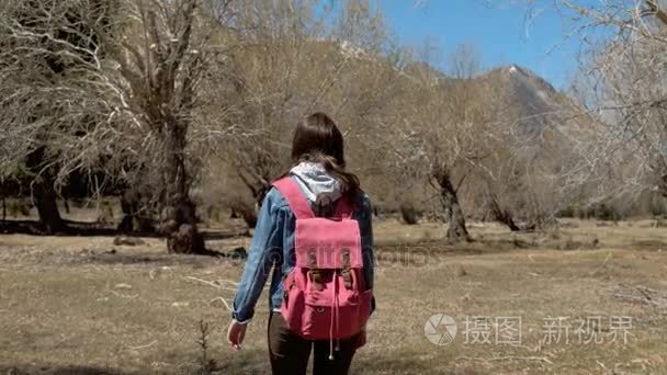 由森林旅游的女孩视频