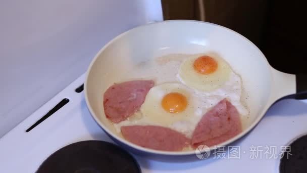 煎锅里的煎鸡蛋煎鸡蛋视频
