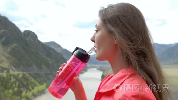 赛跑者女人喝水视频