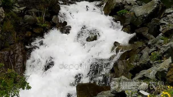 崎岖的山间溪流视频