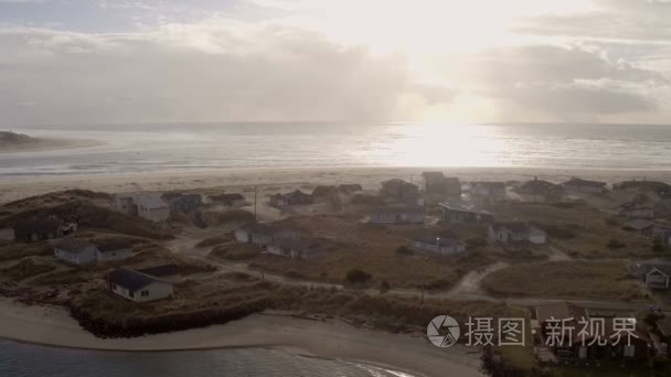 空中射击的太阳在沿海郊区喜上眉梢