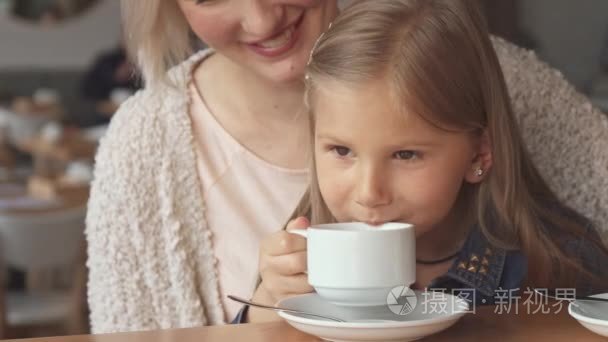 小女孩在咖啡馆喝口茶视频