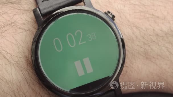 男人在他 smartwatch 开启秒表