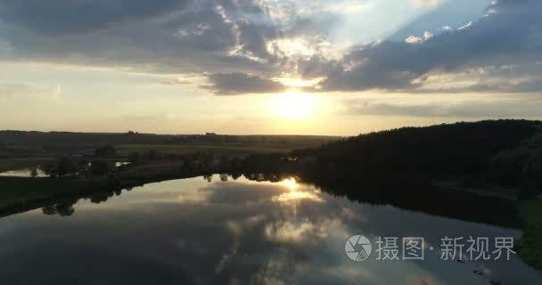 空中无人驾驶湖夕阳自然视频