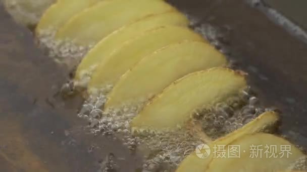 滚油中炸土豆片炒视频