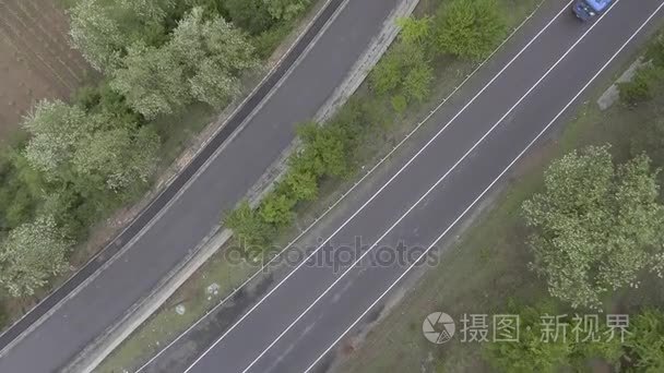 山间公路上行驶的汽车视频