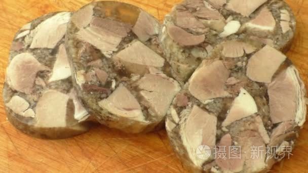 在木板上的猪肉肉果冻冻葱姜蒜视频