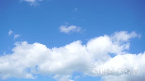 美丽的白云浮法由蓝蓝的天空视频